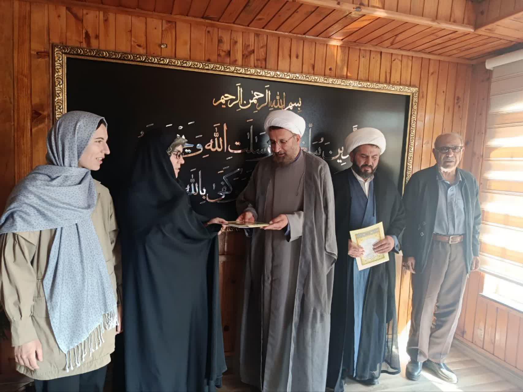 اعطای مدرک تخصصی حفظ درجه ۴ به حافظ قرآن شهرستان پارس آباد