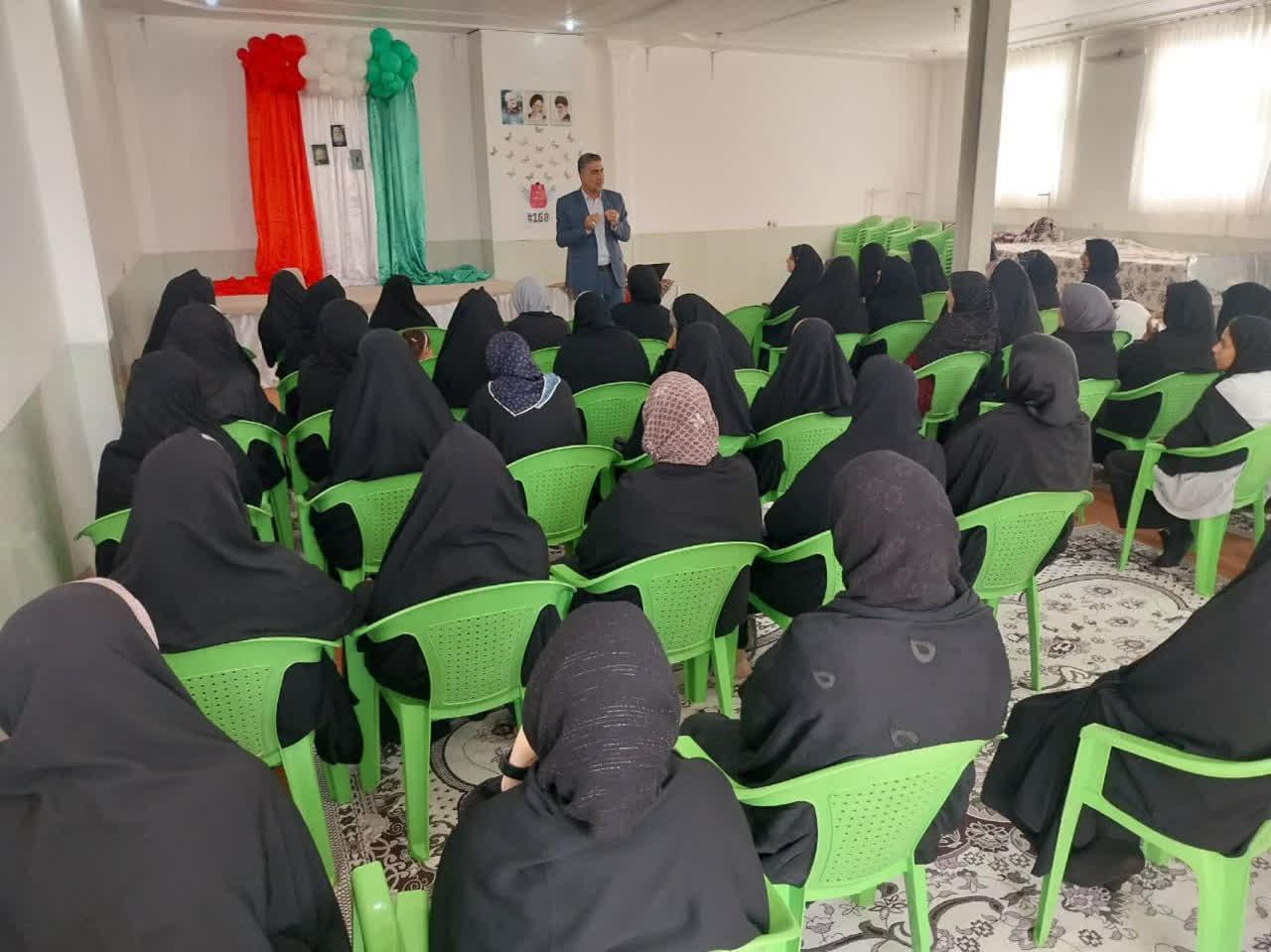 برگزاری کارگاه آموزشی «مادر خلاق؛ روش‌های تربیت قرآنی کودکان» در اردکان