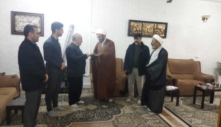 تجلیل از خانواده شهید قرآنی شهرستان پلدختر