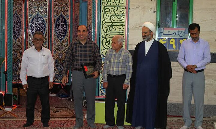 تجلیل از ۲ معلم نمونه قرآنی استان بوشهر انجام شد
