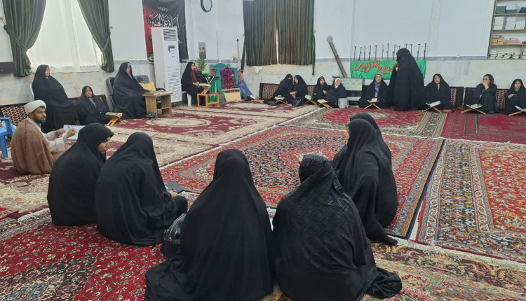 بازدید اعضای هیئت اندیشه‌ورز بانوان قرآنی شهرستان خان‌ببین از جلسات خانگی قرآن