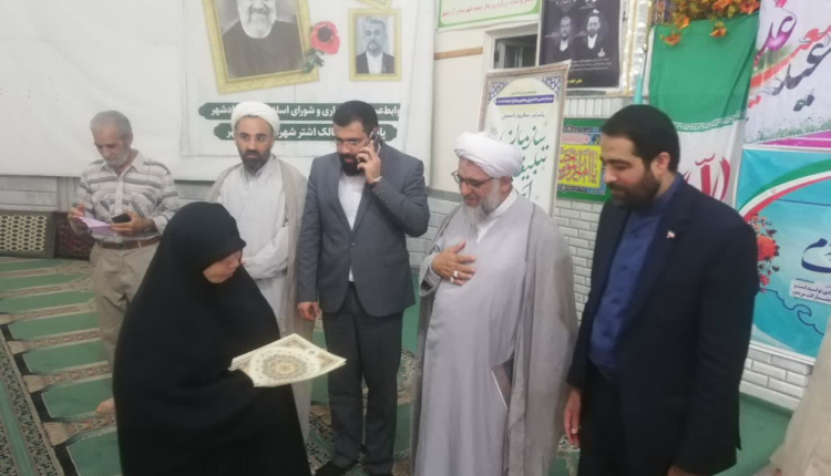 تجلیل از دو بانوی حافظ قرآن کریم شهرستان آزادشهر