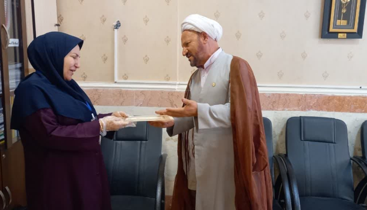 تجلیل و تقدیر از مدیر و معاونت مدرسه بهشت آئین