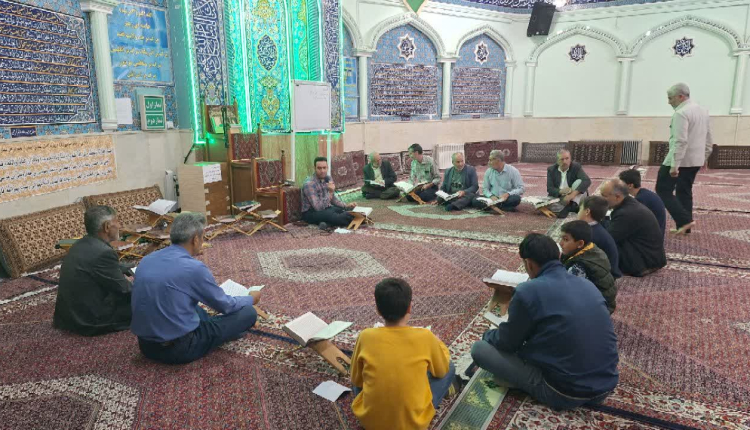 کلاس آموزش روخوانی و روانخوانی قرآن کریم در شهرستان زنجان برگزار می شود