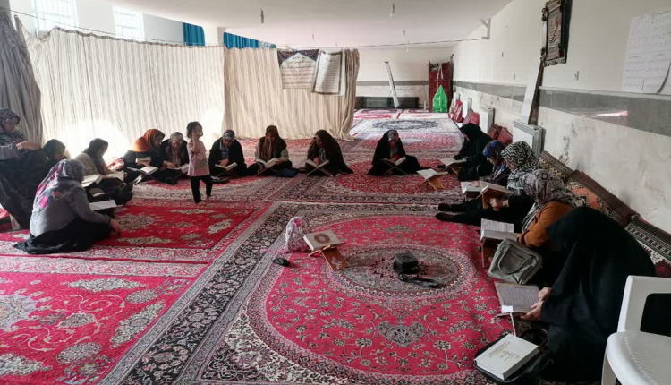 کلاس آموزش روانخوانی قرآن کریم در شهرستان خرمدره برگزار می شود