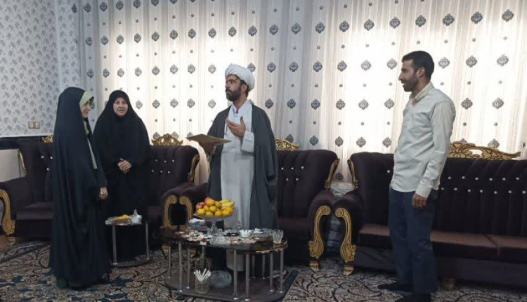 جایزه برنده حفظ عمومی قرآن کریم در شهرستان خرمدره اهدا شد