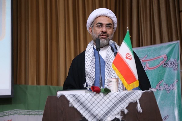 برگزاری مراسم تجلیل از حافظان قرآن کریم در یادواره شهدای دانش‌آموز در سنندج