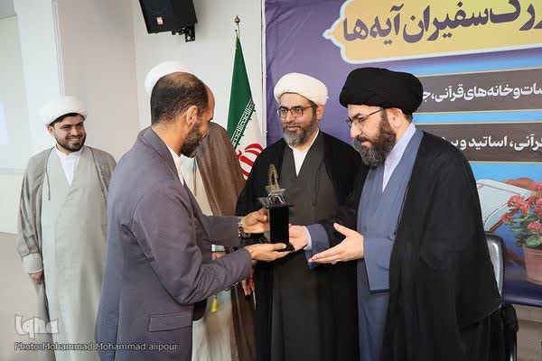 از برگزیدگان جشنواره حمایت از تشکل های مردمی استان خوزستان تقدیر شد