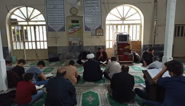 کرسی تلاوت تدبری قرآن کریم در مسجد پیامبر اعظم (ص) فیروز آباد شهرستان سلسله
