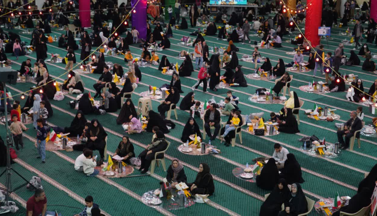 اختتامیه محفل خانوادگی و افطاری ساده در مصلای زنجان برگزار شد