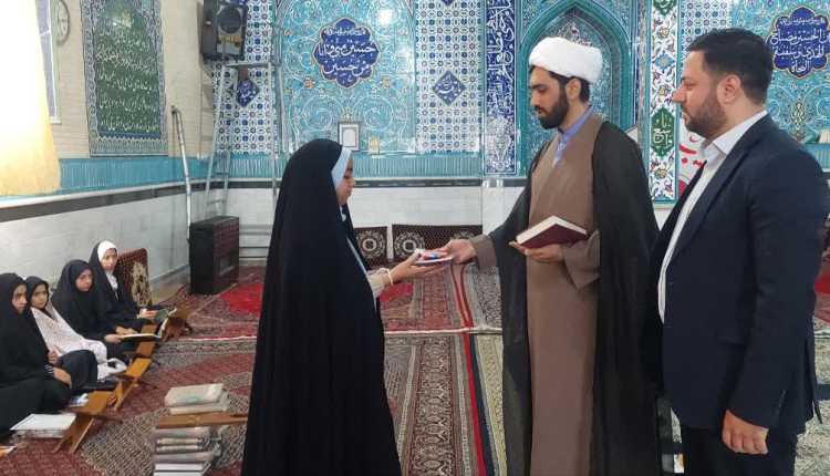 رئیس اداره امور قرآنی زنجان از فعالیتهای خانه قرآن هدایت در شهر صائین قلعه بازدید کرد