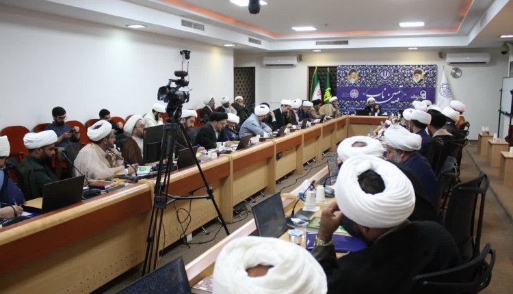 نقش ائمه جمعه در ساختن جامعهی قرآنی؛ تدبر در قرآن کریم به عنوان راهبرد اصلی