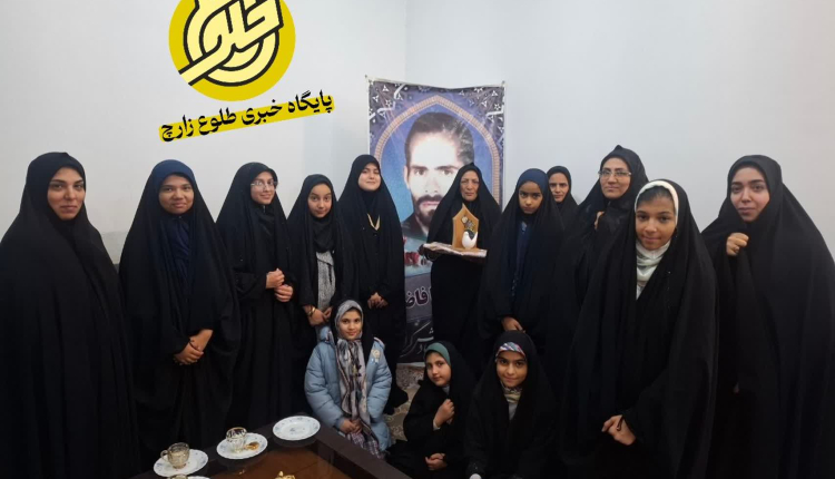 ادای احترام حافظ نوجوان زارچی به شهید اختصاصی خود در طرح ملی حفظ قرآن